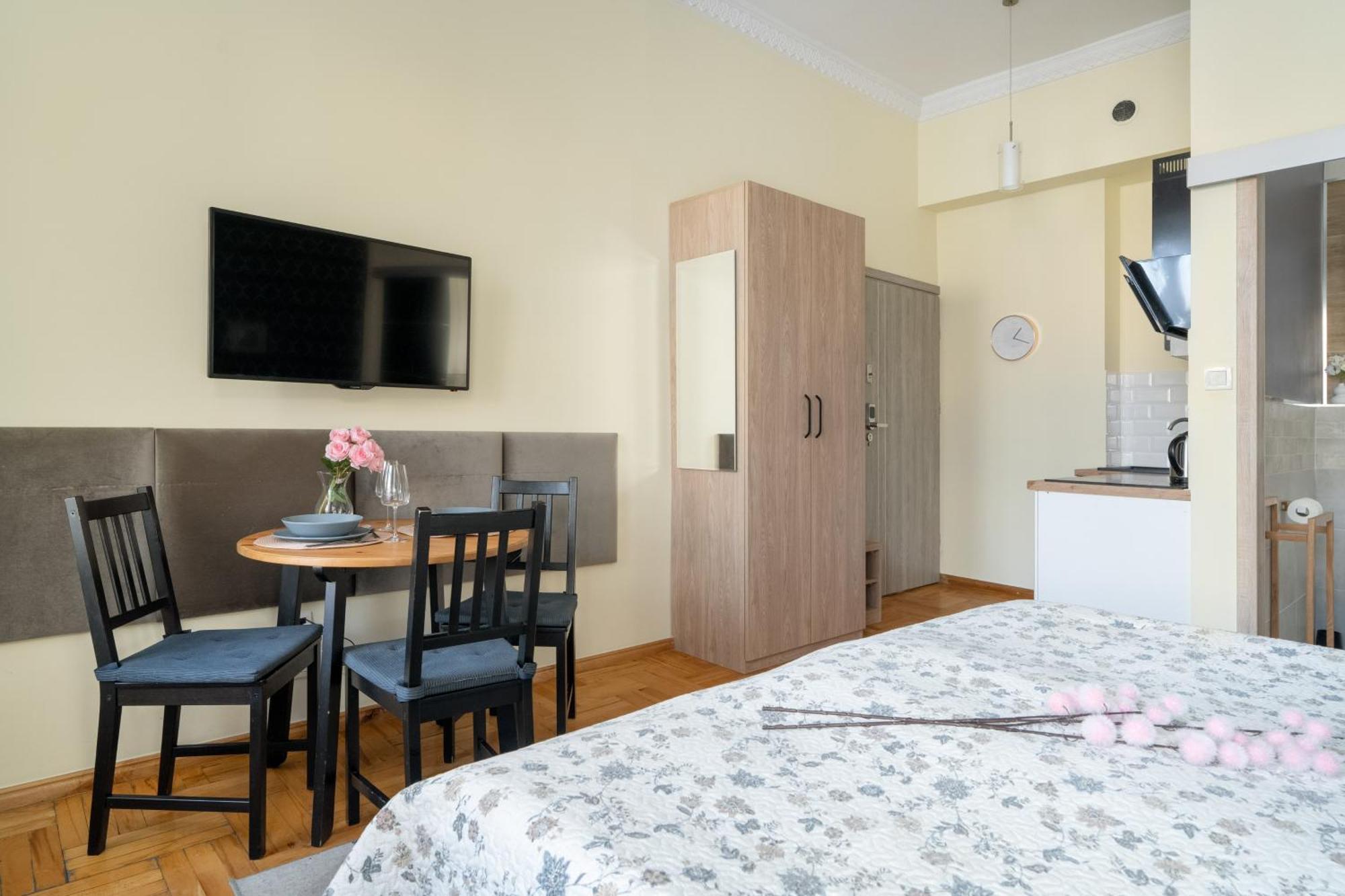 Przytulne Studia Very Berry W Poznaniu Blisko Parku By Noclegi Renters Exterior photo